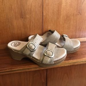 Dansko Sophie sandal- tan metallic